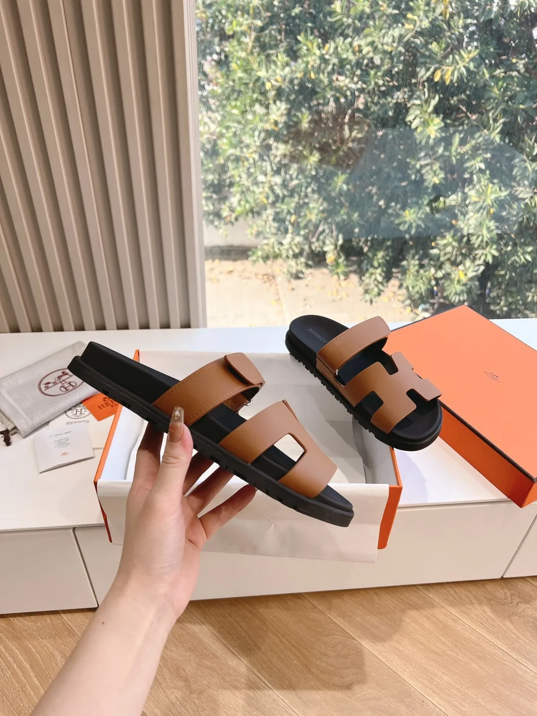 👟👟Ex-factory price 440👟👟 (Top version) H family 2024 spring and summer new style HERMES Hermes' recently popular couple's shoes, pig nose angle sandals and slippers, paired with various colorful socks, very trendy. Upper lining: imported original leather. Outsole: non-slip and wear-resistant outsole. Size: female 35-42 (40/42 non-returnable and non-exchangeable) Men’s size: 39-45 (45 is non-refundable and non-exchangeable)